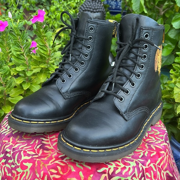 🏴󠁧󠁢󠁥󠁮󠁧󠁿 Dr. Martens MIE Vintage Embroidered Gargoyle Boots UK 5 - Picture 14 of 17